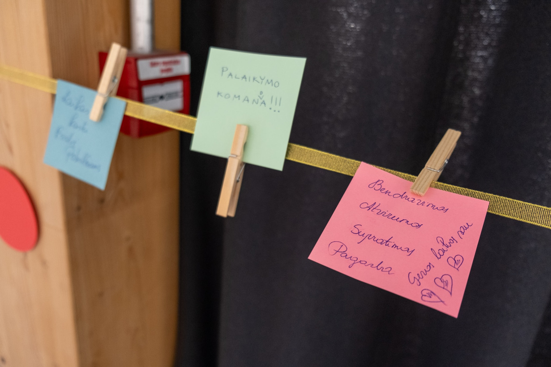 Mokytojų palaikymo ratai – lipnios lapelių žinutės apie bendravimą, atvirumą, supratimą ir pagarbą